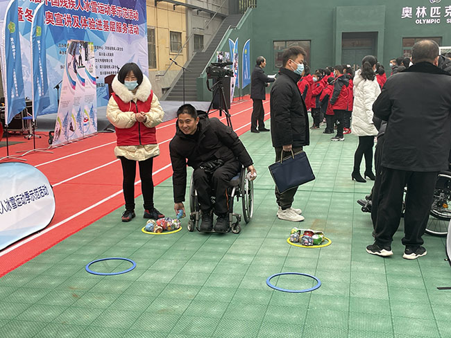 图为沙包投掷